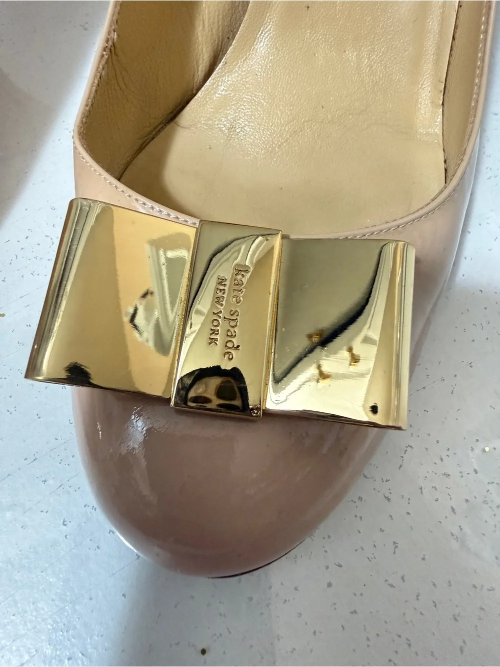 kate spade Nude Patent Leather Bow Pumps with Gold Accent in good condition